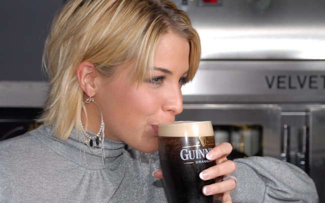 Обои картинки фото Gemma Atkinson, девушки, , , бокал, пиво