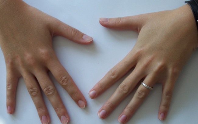 Обои картинки фото разное, руки, кольцо