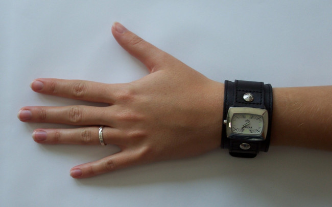 Обои картинки фото разное, руки, кольцо, часы