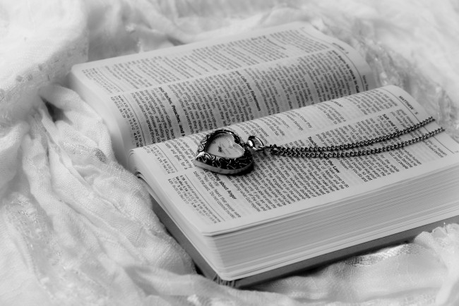 Обои картинки фото разное, Часы, часовые, механизмы, библия, цепочка, сердечко