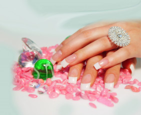 Картинка разное руки кольцо камни маникюр