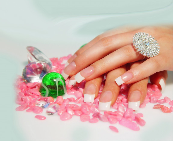 Обои картинки фото разное, руки, кольцо, камни, маникюр