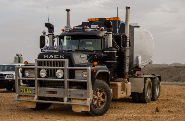 Обои картинки фото mack truck, автомобили, mack, inc, тяжелые, грузовики, сша, trucks