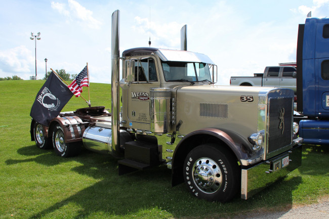 Обои картинки фото 2001 peterbilt truck, автомобили, peterbilt, тягачи, motors, company, сша, классические, грузовики, седельные