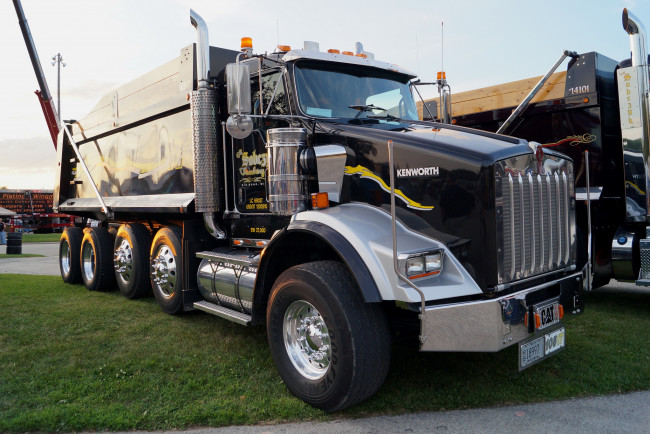 Обои картинки фото kenworth dump truck, автомобили, kenworth , выставка, улица, truck, сша, автобусы, kenworth, company