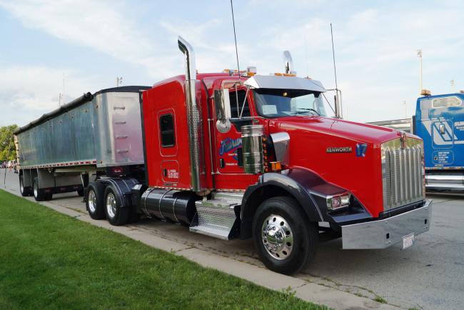 Обои картинки фото kenworth truck, автомобили, kenworth , выставка, улица, company, truck, автобусы, kenworth, сша