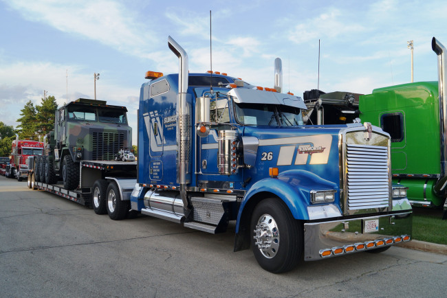 Обои картинки фото kenworth truck, автомобили, kenworth , выставка, улица, company, truck, сша, автобусы, kenworth