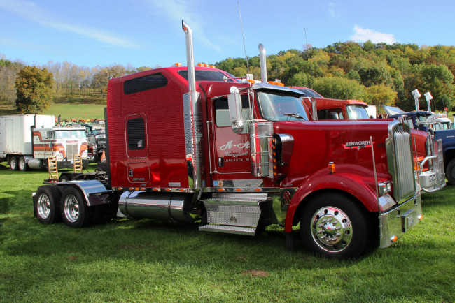 Обои картинки фото kenworth truck, автомобили, kenworth , выставка, улица, truck, company, автобусы, сша, kenworth