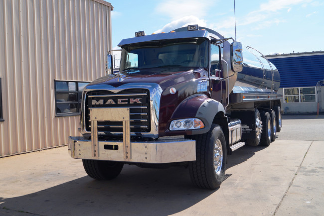 Обои картинки фото mack milk truck model gu813, автомобили, mack, сша, inc, trucks, тяжелые, грузовики