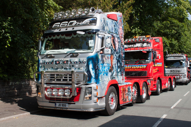 Обои картинки фото volvo, автомобили, volvo trucks , выставка, улица, aktiebolaget, грузовые, швеция, легковые