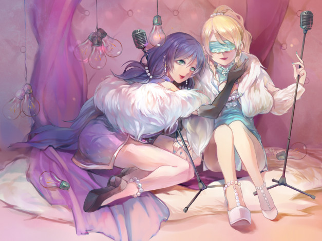 Обои картинки фото аниме, love live,  school idol project, лампочка, манто, ayase, eli, платье, девушка, kae, hokora, туфли, toujou, nozomi, украшения, жемчуг, пол, повязка, музыка, микрофон