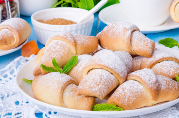 Картинка еда хлеб +выпечка свежие круассаны на столе