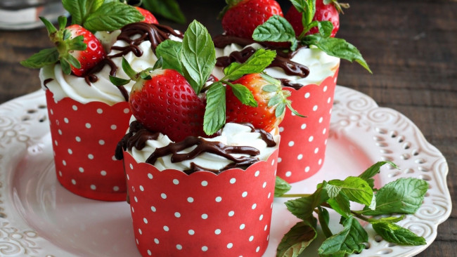 Обои картинки фото еда, мороженое,  десерты, десерт, мята, клубника