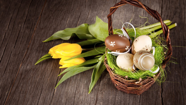 Обои картинки фото праздничные, пасха, тюльпаны, писанки, корзинка