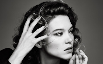 Картинка девушки lea+seydoux лицо черно-белая рука актриса