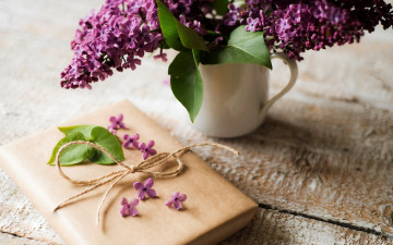 Картинка праздничные подарки+и+коробочки сирень подарок лепестки