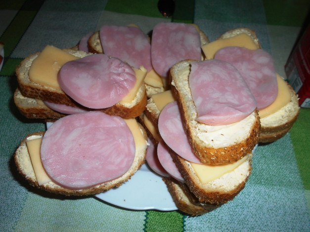 Обои картинки фото еда, бутерброды,  гамбургеры,  канапе, хлеб, колбаса, сыр