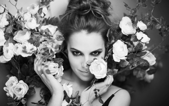 Обои картинки фото девушки, -unsort , лица,  портреты, melia, kreiling, черно-белая, лицо, цветы