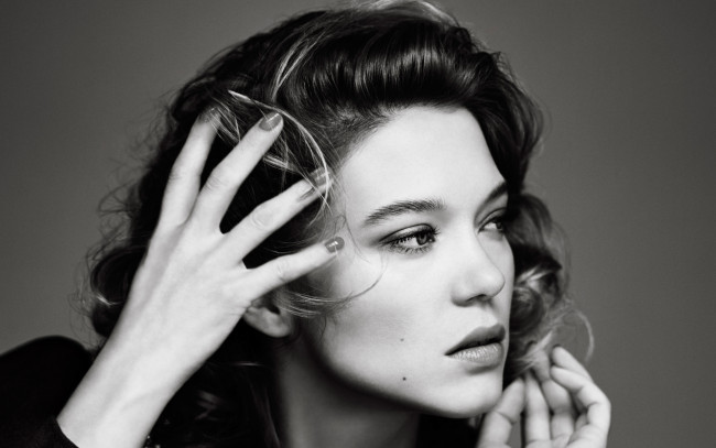 Обои картинки фото девушки, lea seydoux, лицо, черно-белая, рука, актриса