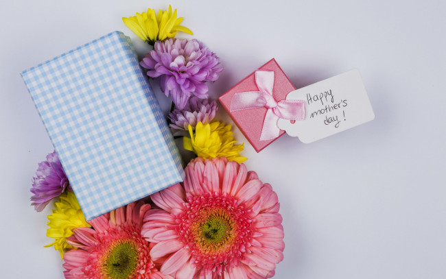 Обои картинки фото праздничные, день матери, герберы, подарки, надпись