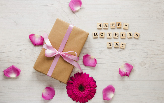 Обои картинки фото праздничные, день матери, подарок, надпись, гербера, лепестки