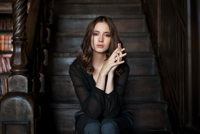 Обои картинки фото disha shemetova , 2019, девушки, disha shemetova, лестница, модели, брюнетки, disha, shemetova