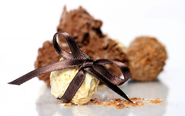Обои картинки фото еда, конфеты,  шоколад,  сладости, белый, шоколад, бант
