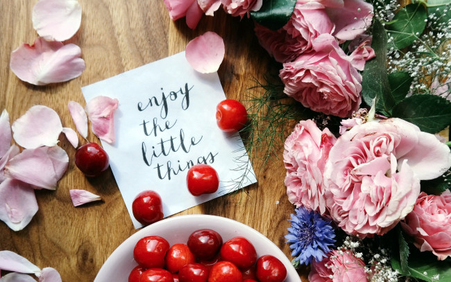 Обои картинки фото еда, вишня,  черешня, розы, лепестки, черешня, записка