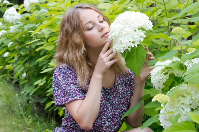 Обои картинки фото jeff milton, девушки, jeff, milton, цветы, гортензия, девушка, модель, светловолосая, красотка, красавица, стройная, сексуальная, фигура, флирт, взгляд, поза