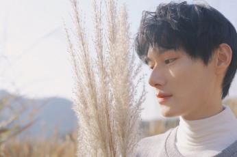 Картинка мужчины wang+zhuocheng актер лицо свитер метелки