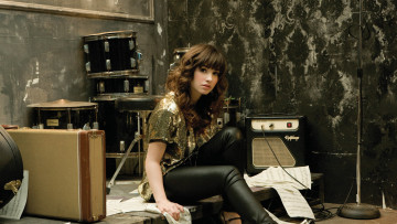 обоя девушки, demi lovato, шатенка, туника, штаны, инструменты