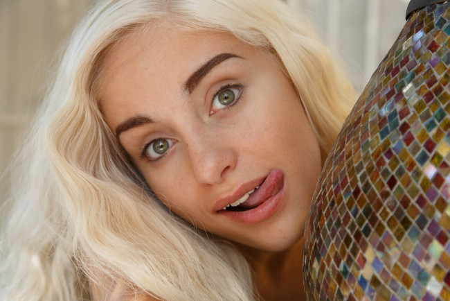 Обои картинки фото naomi woods, девушки, naomi, woods, портрет, лицо, макияж, девушка, модель, блондинка, поза, стройная, сексуальная, флирт