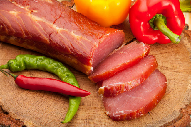 Обои картинки фото еда, колбасные изделия, перец, копченая, вырезка