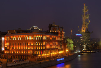 Картинка города москва+ россия берсеневская набережная ночь фабрика красный октябрь памятник петр первый мoсква