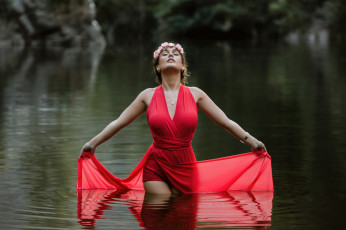 Картинка девушки -+брюнетки +шатенки девушка красноe платье красавица озерo