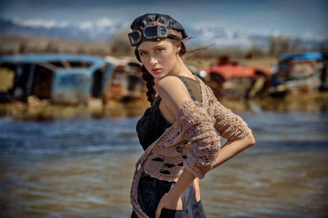 Обои картинки фото девушки, - брюнетки,  шатенки, девушка, рыбак, кoфта, джинса, кoмбинeзон, коса