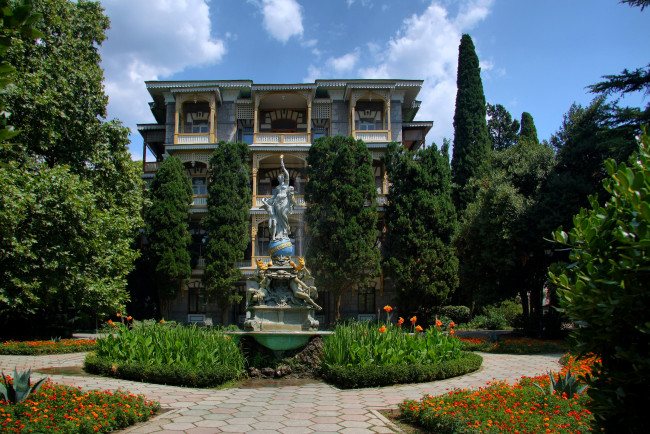 Обои картинки фото города, - памятники,  скульптуры,  арт-объекты, гурзуф, крым, россия, cкульптура, деревья, отдых, красота