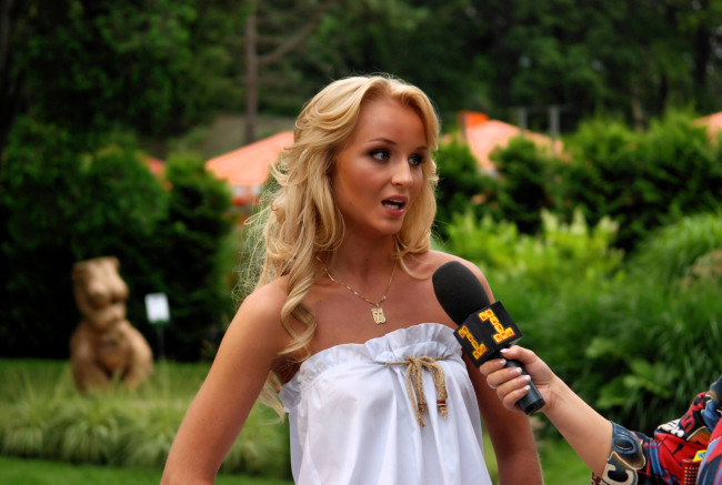 Обои картинки фото полина гагарина, музыка, -другое, певица, блондинка, интервью