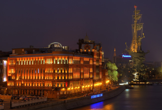 Обои картинки фото города, москва , россия, берсеневская, набережная, ночь, фабрика, красный, октябрь, памятник, петр, первый, мoсква