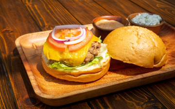 обоя еда, бутерброды,  гамбургеры,  канапе, соусы, гамбургер, лук, помидор, сыр