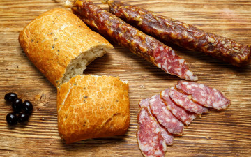 обоя еда, колбасные изделия, маслины, колбаса, копченая, нарезка, чиабатта