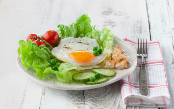 Картинка еда яичные+блюда завтрак яичница глазунья помидор салат