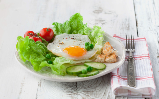 Обои картинки фото еда, яичные блюда, завтрак, яичница, глазунья, помидор, салат