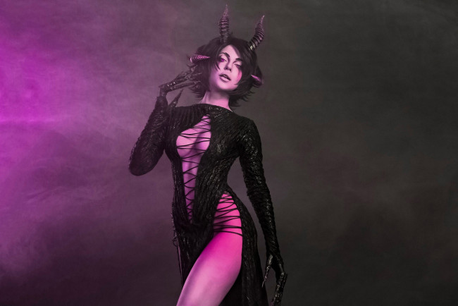 Обои картинки фото девушки, - креатив,  косплей, образ, косплей, рога, платье, шнуровка