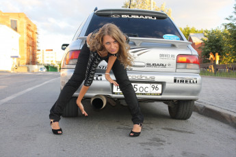 Картинка автомобили авто девушками лес небо вода