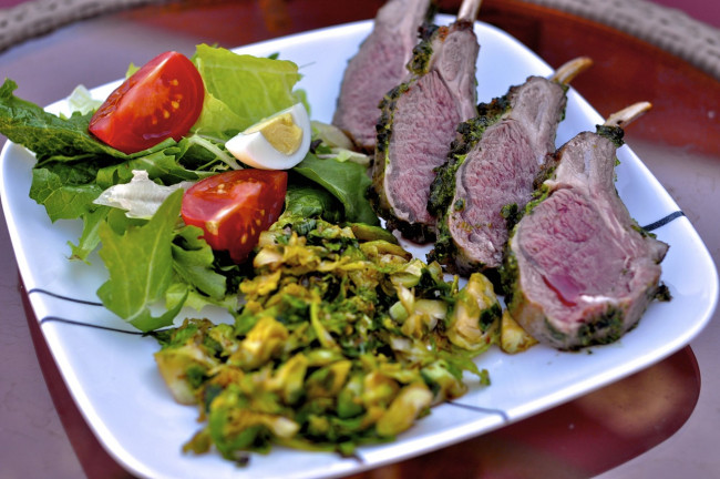 Обои картинки фото еда, мясные, блюда, ребрышки, мясо, помидор, салат, яйцо, томаты