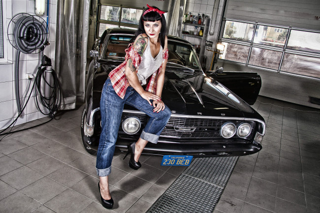 Обои картинки фото автомобили, авто, девушками, тату, джинсы