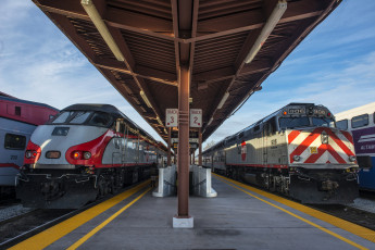 Картинка техника поезда станция перрон составы