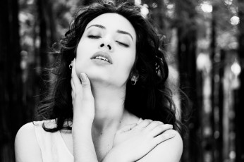 Картинка девушки -unsort+ Черно-белые+обои истома