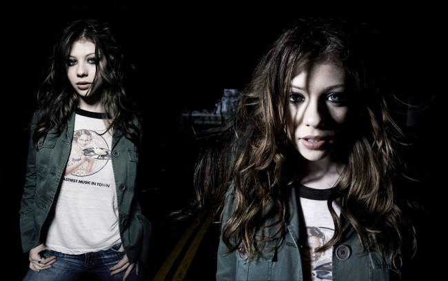 Обои картинки фото девушки, michelle trachtenberg, актриса, дорога, полосы, куртка, футболка, джинсы